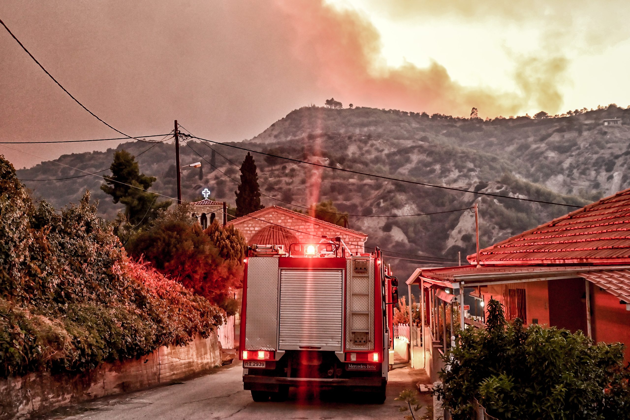 Φωτιά στην Κορινθία: Δραματική κατάσταση και εκκένωση περιοχών για τρίτη ημέρα