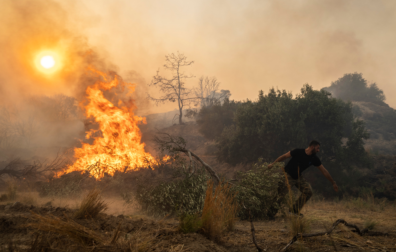 Φωτιά σε χαμηλή βλάστηση στη Βίβλο Νάξου χωρίς απειλή για οικισμούς