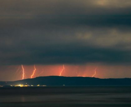 Αναμένονται Ζεστές Ημέρες πριν από Ψυχρή Επικράτηση και Καταιγίδες