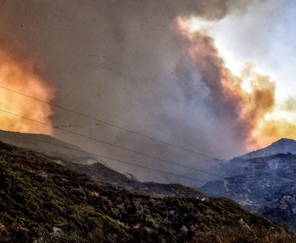 Εκκένωση οικισμών λόγω πυρκαγιάς στο Ξυλόκαστρο