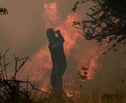 Τίτλος: Η εξάπλωση του καπνού από την πυρκαγιά στην Κορινθία φτάνει μέχρι την Κρήτη