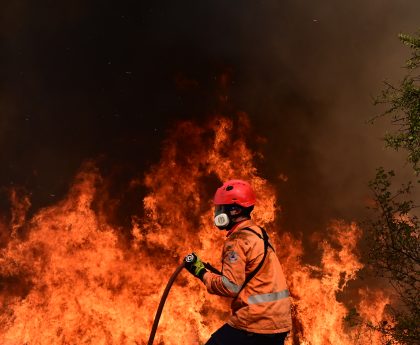 Μάχη κατά της πύρινης λαίλαπας στο Ξυλόκαστρο με ενισχυμένες δυνάμεις πυρόσβεσης