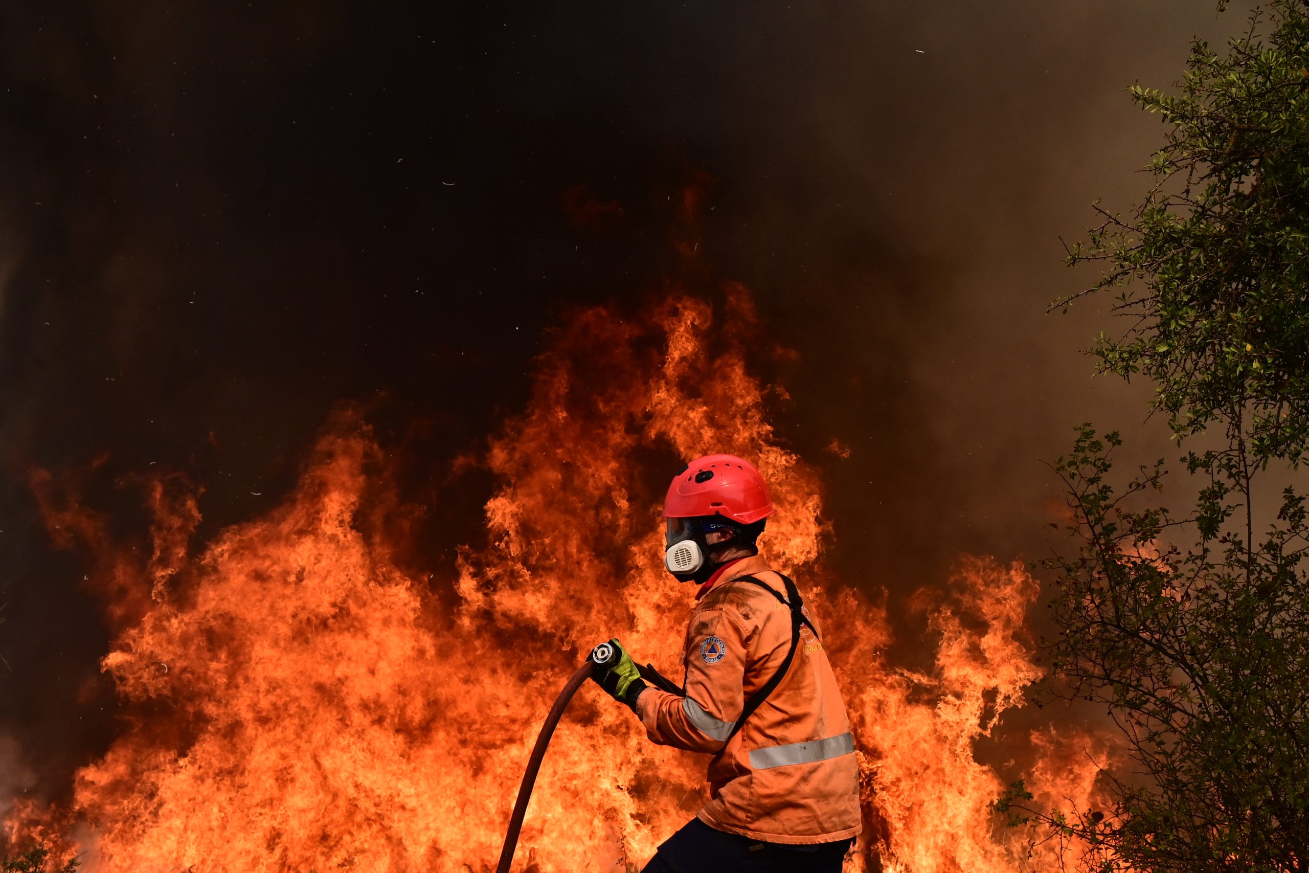 Μάχη κατά της πύρινης λαίλαπας στο Ξυλόκαστρο με ενισχυμένες δυνάμεις πυρόσβεσης