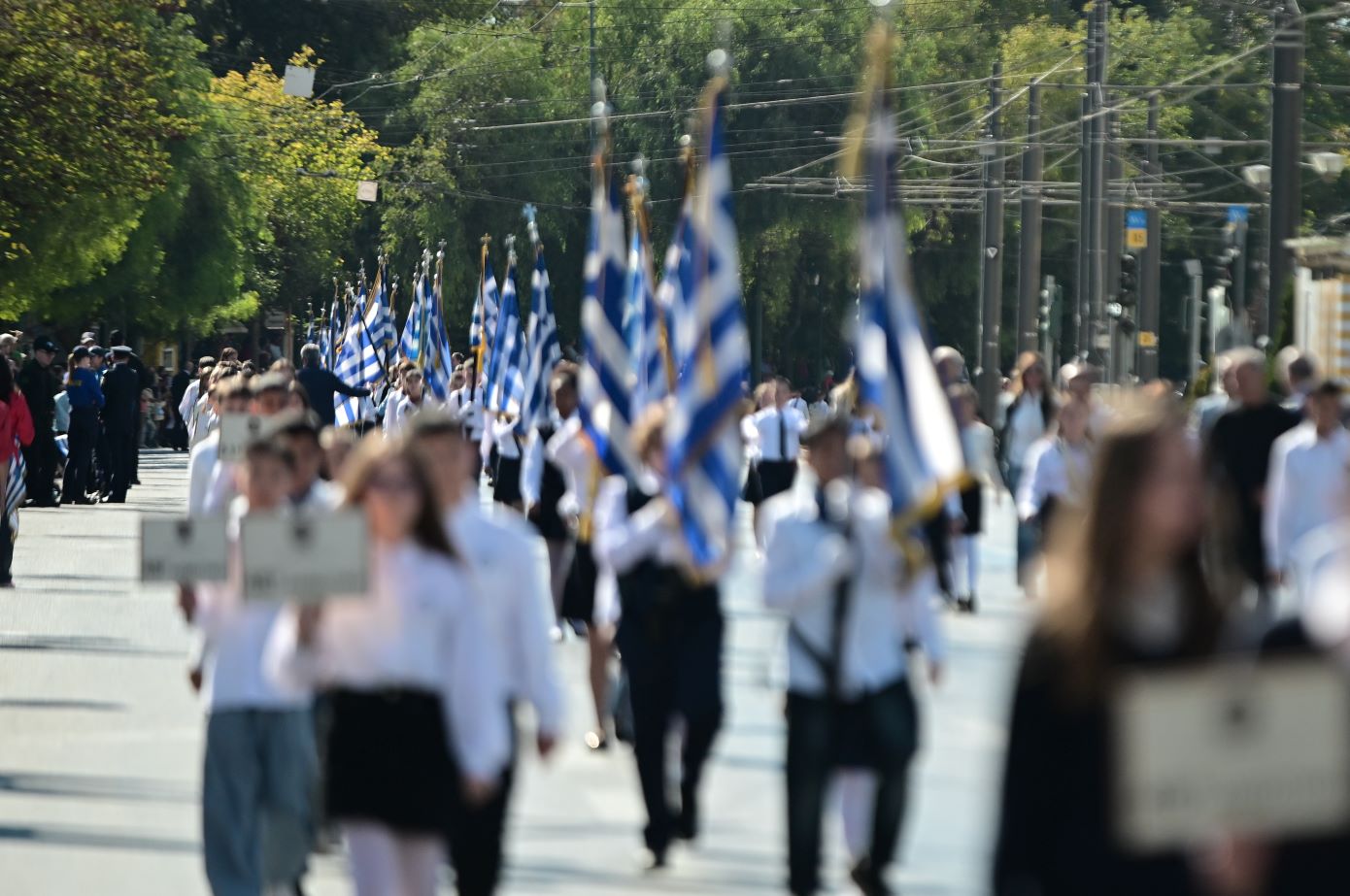 Μεγάλες εκδηλώσεις και μαθητικές παρελάσεις γιορτάζουν την επέτειο της 28ης Οκτωβρίου στην Αθήνα και τη Θεσσαλονίκη