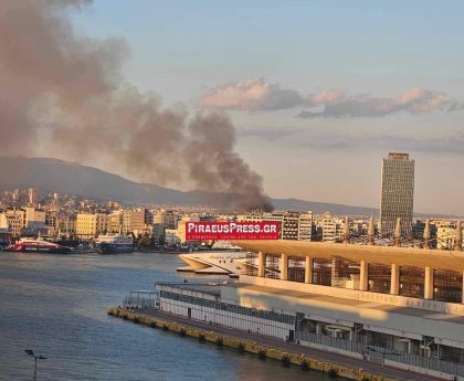 Φωτιά σε αποθήκη στο κέντρο του Πειραιά προκαλεί αναστάτωση και λουκέτο στην κυκλοφορία