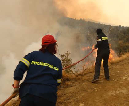 Συνεχίζεται η μάχη κατά της φωτιάς στο Ξυλόκαστρο Κορινθίας μετά από πέντε ημέρες δυσκολιών