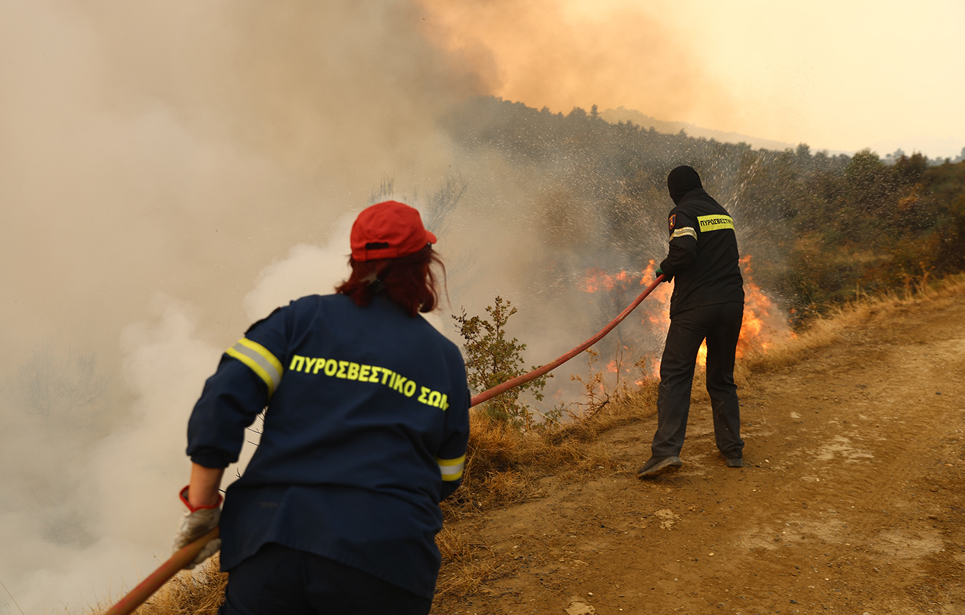 Συνεχίζεται η μάχη κατά της φωτιάς στο Ξυλόκαστρο Κορινθίας μετά από πέντε ημέρες δυσκολιών