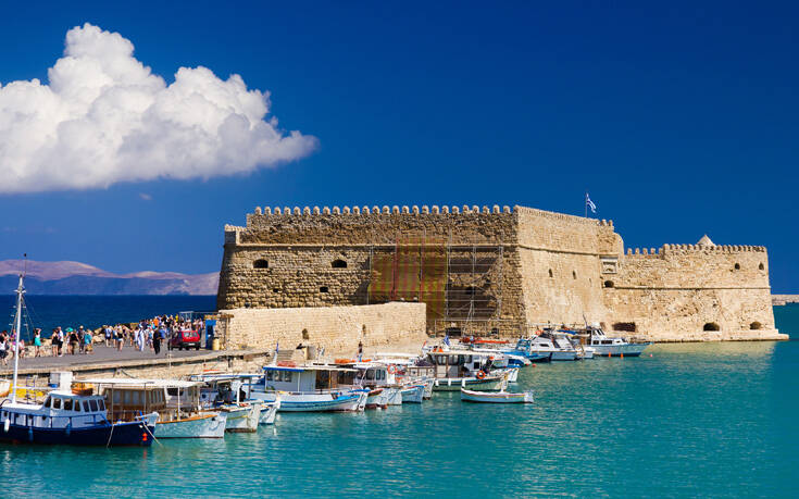 Τραυματισμένος νεαρός άνδρας μεταφέρεται στο νοσοκομείο έπειτα από πτώση από τα τείχη του Ηρακλείου