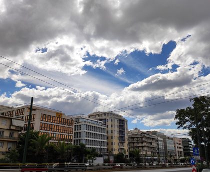 Καιρικές Προβλέψεις για τη Κυριακή με Συννεφιά και Τοπικές Βροχές