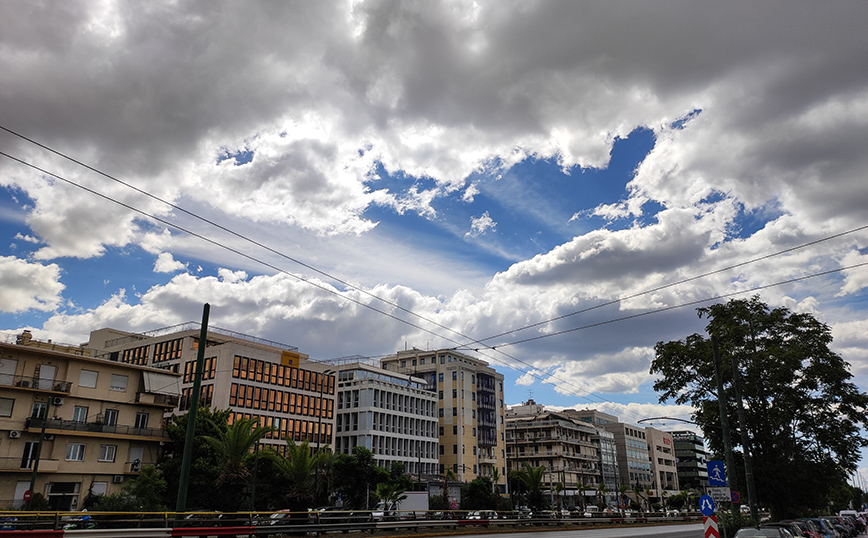 Καιρικές Προβλέψεις για τη Κυριακή με Συννεφιά και Τοπικές Βροχές